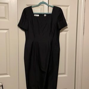 Size 10 black dress Womens Oleg Cassini in 100% silk
